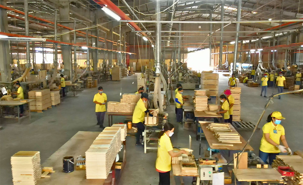 Sản xuất bàn ăn bằng gỗ cao su