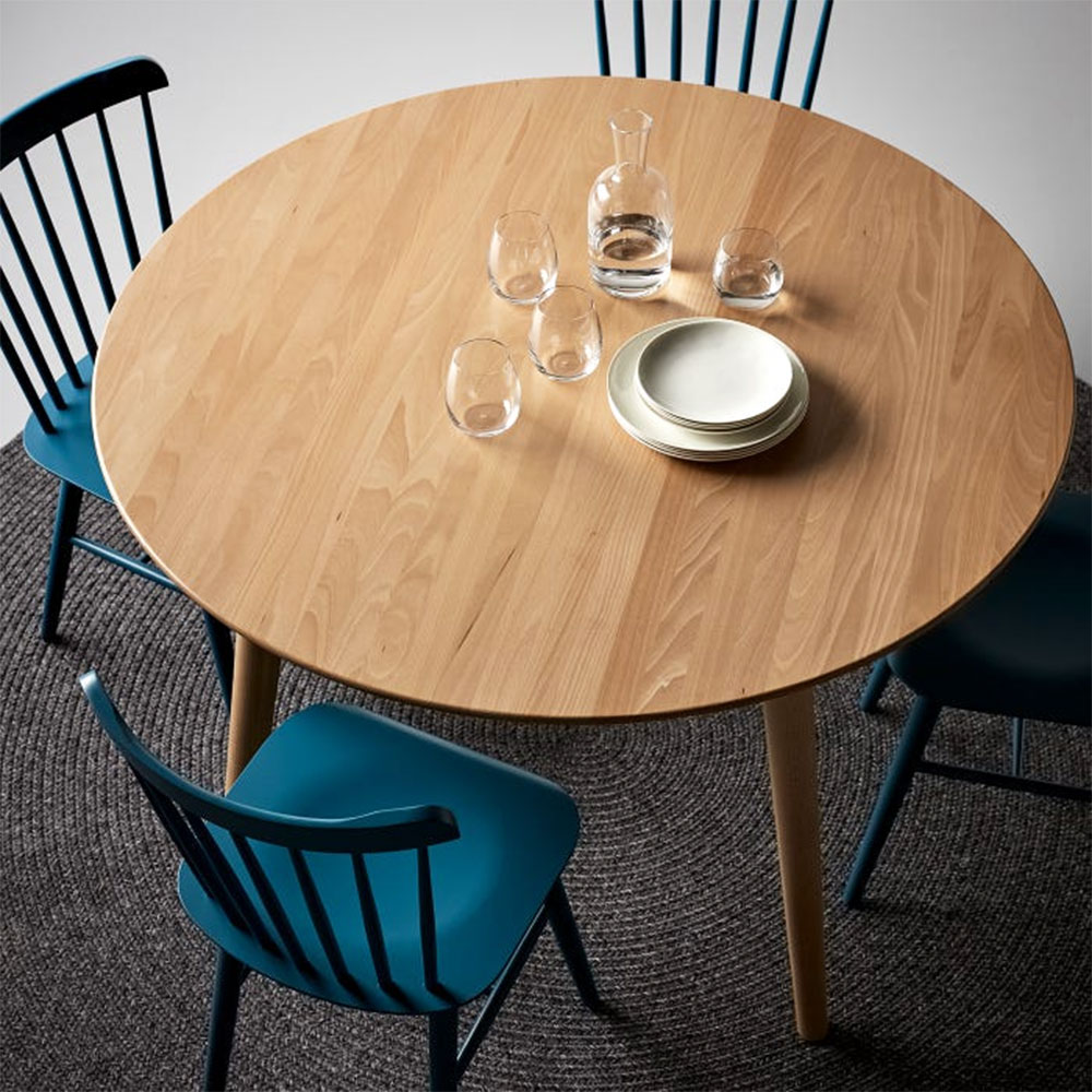 Sử dụng bình ly uống nước đẹp để decor bàn ăn