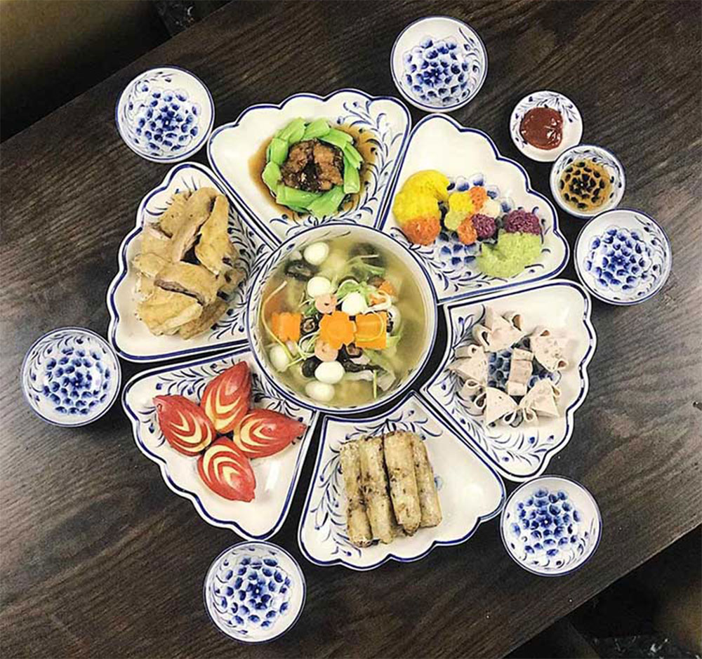 Sử dụng các bộ chén đĩa đẹp để trang trí bàn ăn