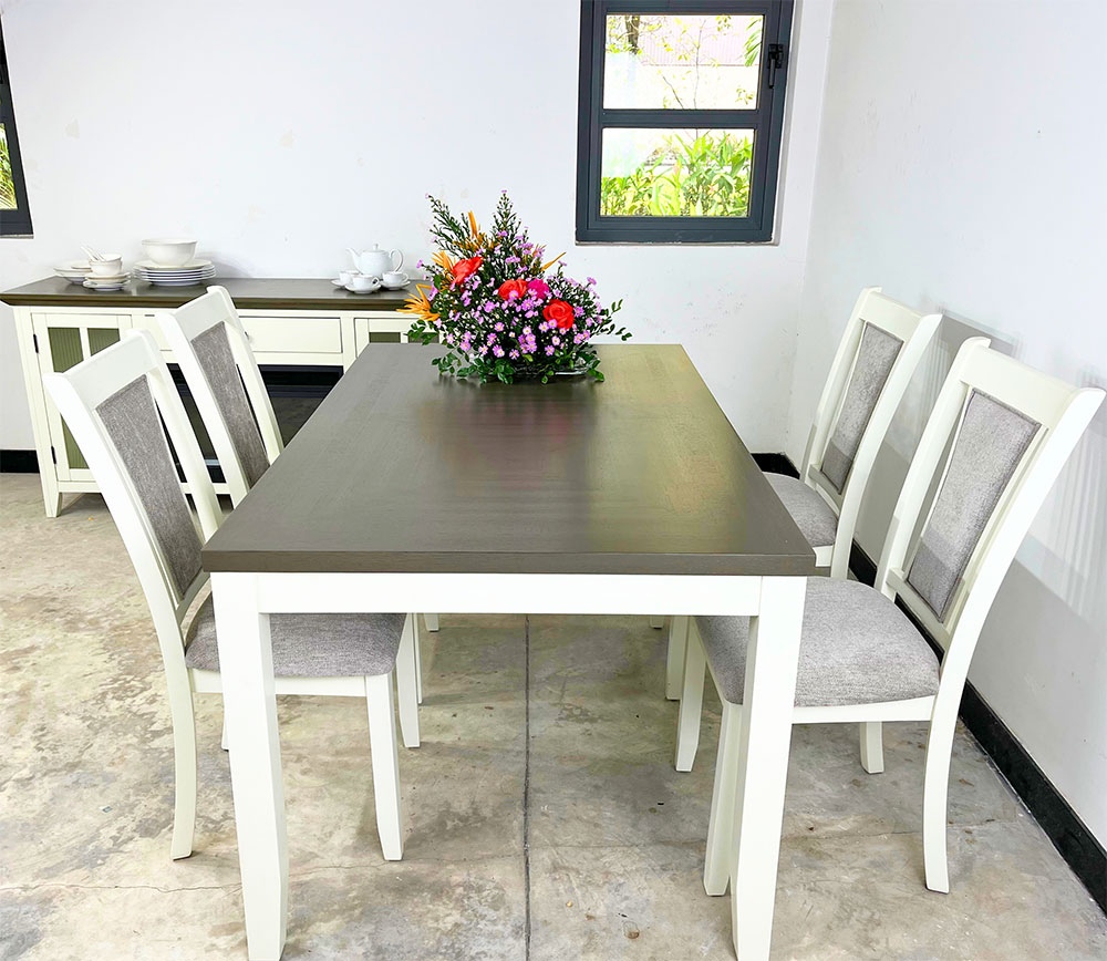 Decor bàn ăn bằng hoa tươi