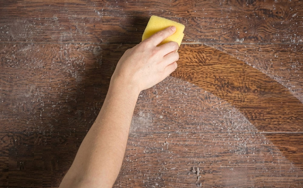 Thường xuyên lau chùi bề mặt bàn ghế sạch sẽ Thường xuyên lau chùi bề mặt bàn ghế sạch sẽ